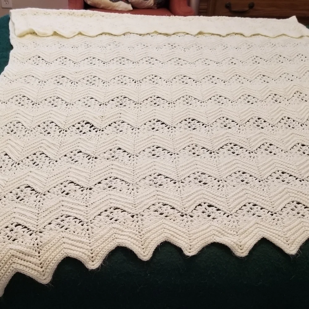 Off white crochet blanket 47 x 70 - Picture 1 of 3